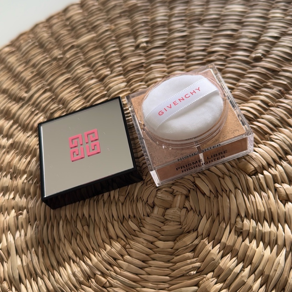 Givenchy PRISME Libre Highlighter 
2 Color Loose Powder Highlighter